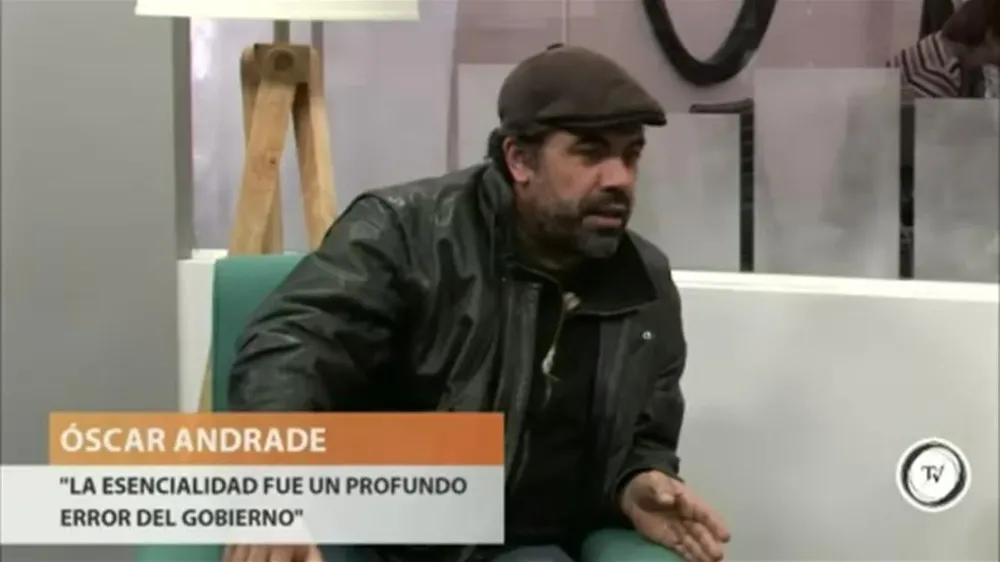 Cometimos un profundo error, dijo el diputado comunista Oscar Andrade, respecto a la esencialidad en la educación. Y explicó que la decisión tuvo fragilidad jurídica, política y táctica.Andrade pidió como diez informes jurídicos y concluyó que no se puede decretar la esencialidad en la educación, salvo en casos de caos, que a su juicio no existió.Y en términos políticos la izquierda no dirime así los conflictos. Si el resultado del decreto de esencialidad hubiera sido que al día siguiente todos iban a clase, para la izquierda era una derrota, opinó.