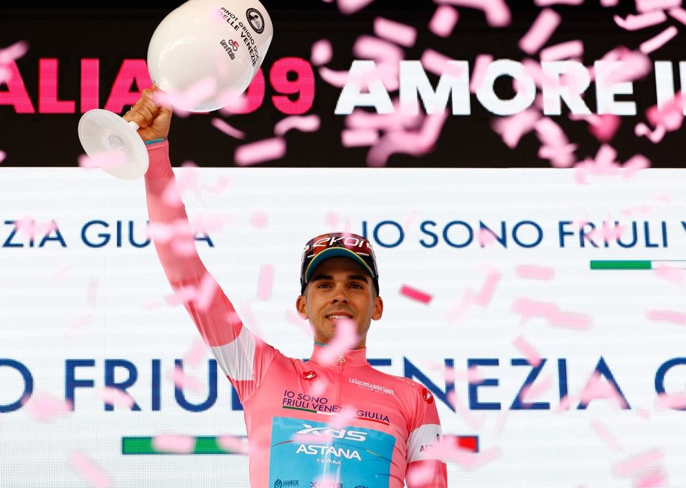 Tras la tercera etapa del Giro de Italia de este domingo, Thomas Silva, volvió a subirse al podio con la malla rosa