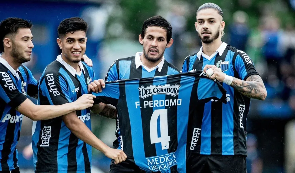 Jugadores de Liverpool con la camiseta de Perdomo, lesionado