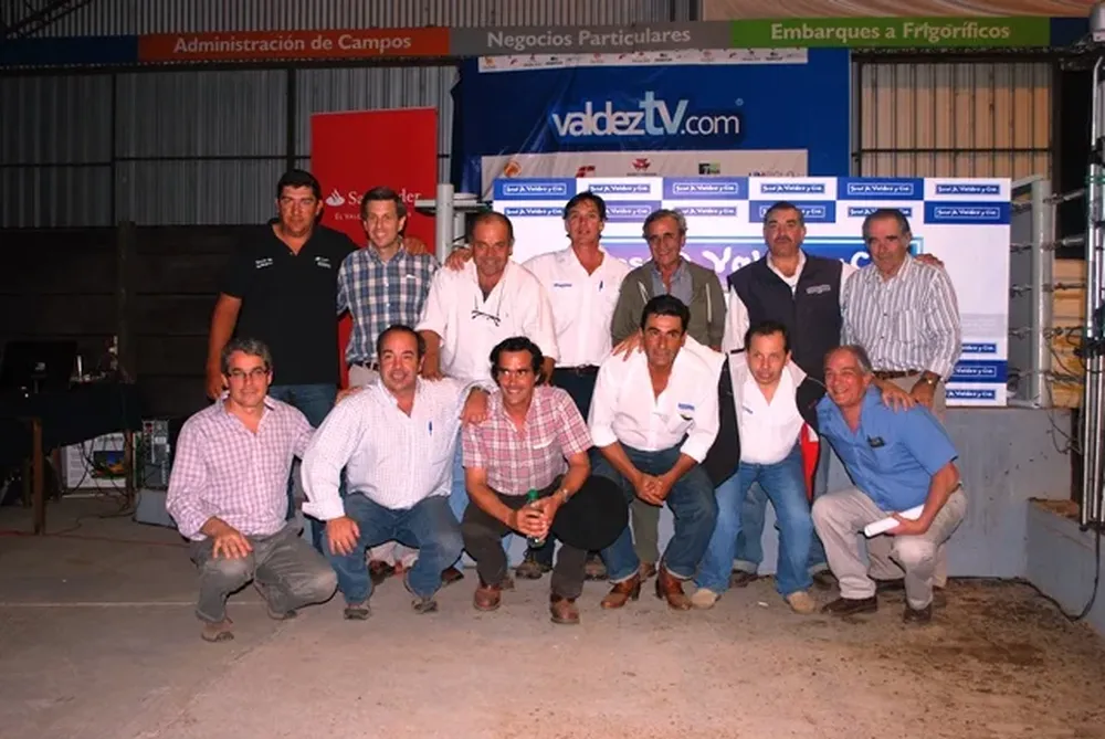 Criadores junto al equipo del escritorio Valdez y Cía