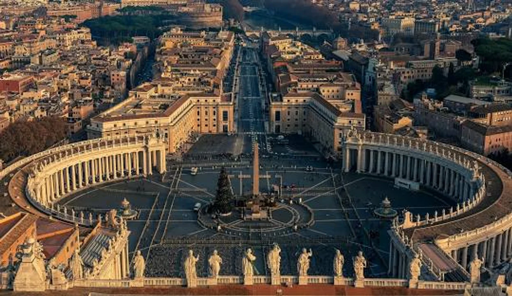 Más de 45.000 personas reunidas en la Plaza San Pedro estallaron en aplausos ante el humo blanco.