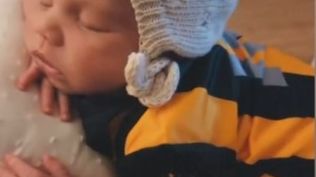 La pequeña Zoe, hija de Nicolás Schiappacasse, ya se vistió con los colores de Peñarol