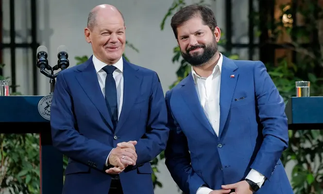 El presidente de Chile, Gabriel Boric, y el canciller alemán, Olaf Scholz, posan para una foto después de dar una conferencia de prensa conjunta tras su reunión en el Palacio de La Moneda en Santiago, el 29 de enero de 2023
