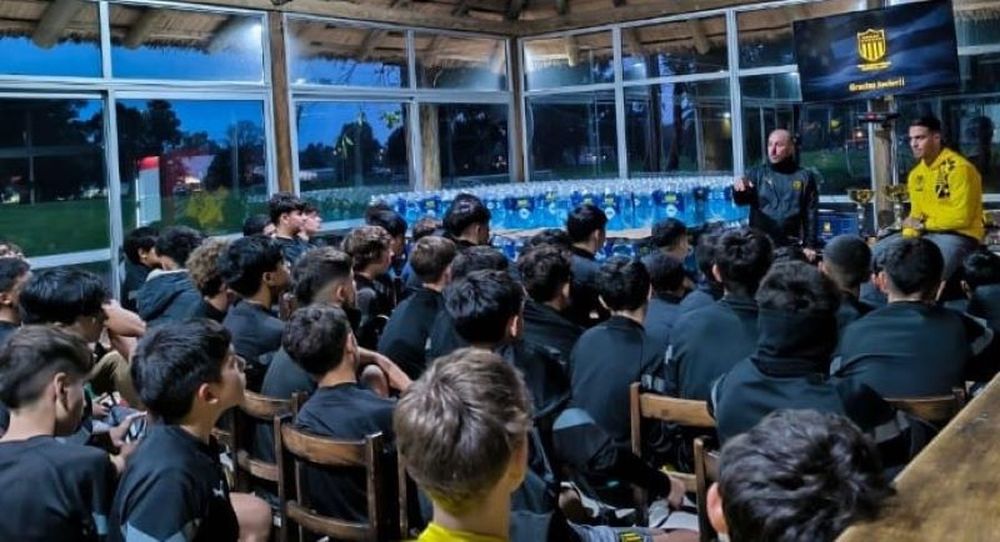 Javier Méndez le habló a los jugadores de las divisiones formativas de Peñarol