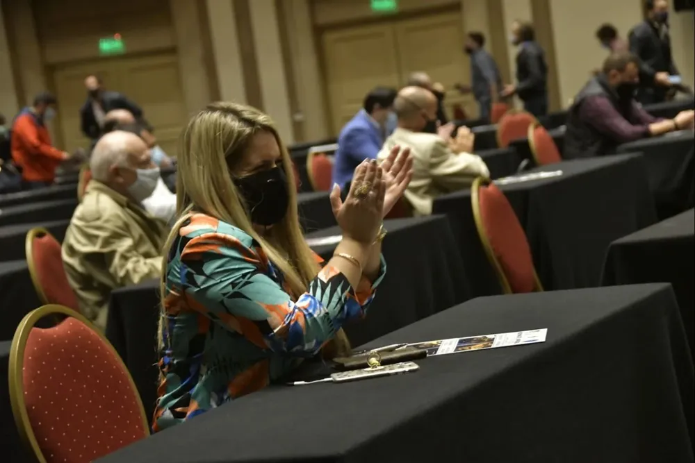 La esposa del sindicalista argentino Marcelo Balcedo, Paola Fiege, estuvo en el remate de los autos incautados en El Gran Chaparral