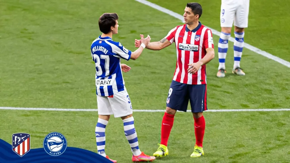 Pellistri y Súarez luego del partido de la primera rueda entre Alavés y Atlético de Madrid; ambos comienzan como suplentes