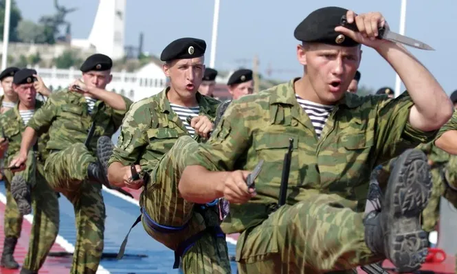 Tropas rusas se despliegan cerca de la frontera con Ucrania