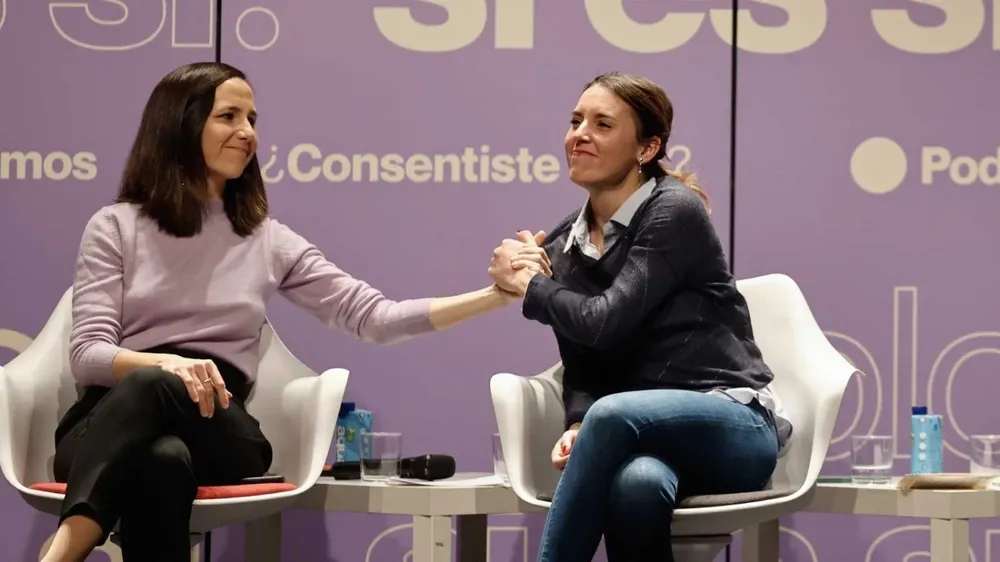 La secretaria del partido, Ione Belarra, junto a Irene Montero.