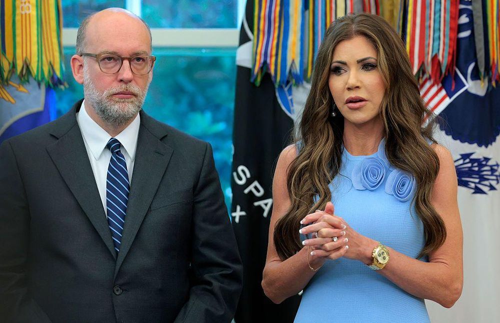 Kristi Noem hizo las declaraciones que levantaron la polémica este martes en el Despacho Oval.
