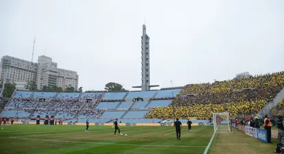 Hinchas de Peñarol y Nacional comparte la tribuna Olímpica en el clásico semifinal