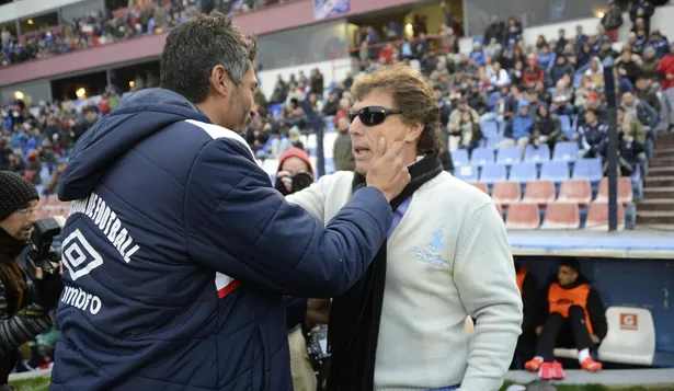 Gustavo Munúa y Juan Ramón Carrasco y el saludo, previo al partido: JR dirigió a Munúa en la selección uruguaya absoluta en 2003.