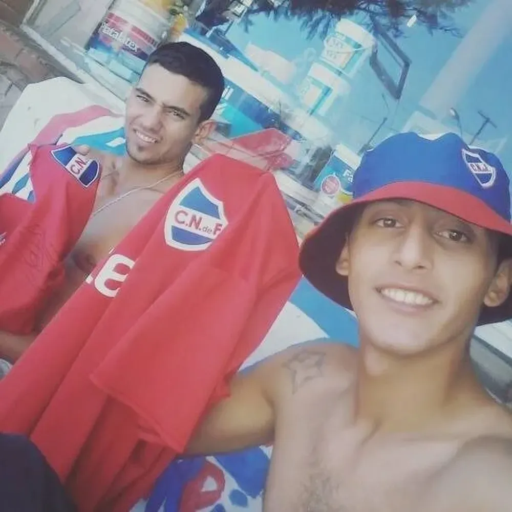 A la derecha, Lucas Langhain muestra la remera de Nacional, el cuadro del que era hincha