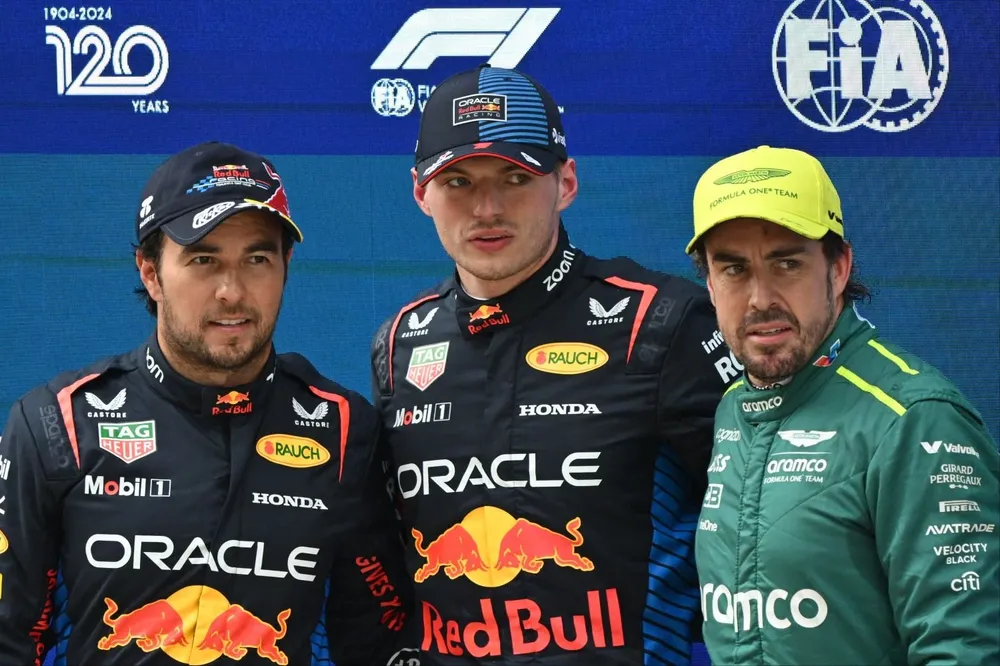El piloto mexicano de Red Bull Racing, Sergio Pérez, el piloto holandés de Red Bull Racing, Max Verstappen, y el piloto español de Aston Martin, Fernando Alonso, posan después de la sesión de clasificación para el Gran Premio de China de Fórmula Uno en el Circuito Internacional de Shanghai