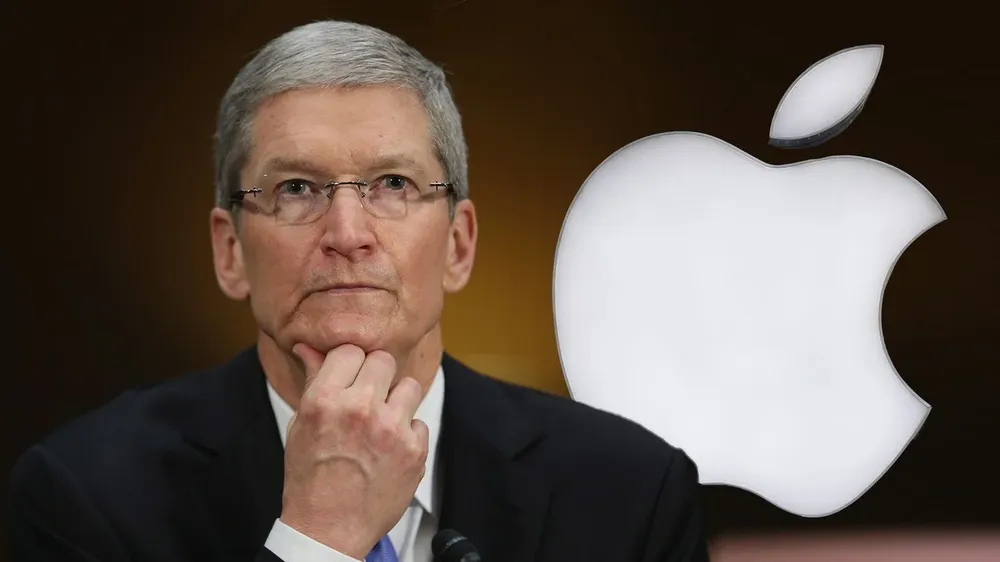Tim Cook, CEO de Apple, cuando no puede disimular la tensión del momento