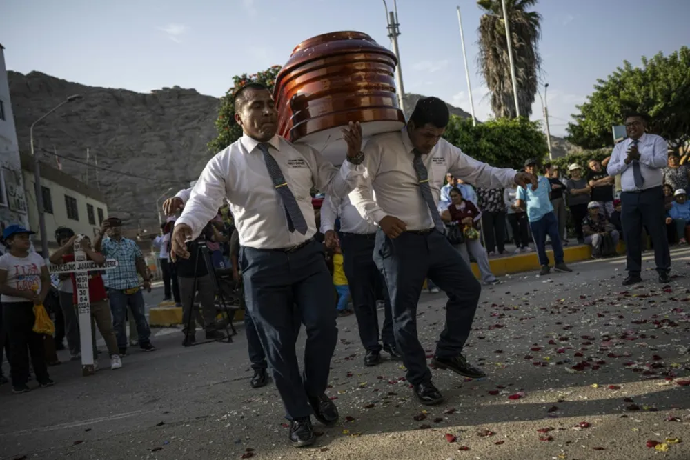 Los bailarines de la muerte realizando su coreografía en Perú
