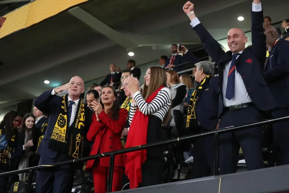 La reina Letizia y la infanta Sofía celebran la victoria de España, junto al presidente de la FIFA Gianni Infantino y el presidente de la RFEF Luis Rubiales