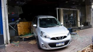 Así terminó el auto que chocó contra la fachada del ex Hotel Embajador del Centro