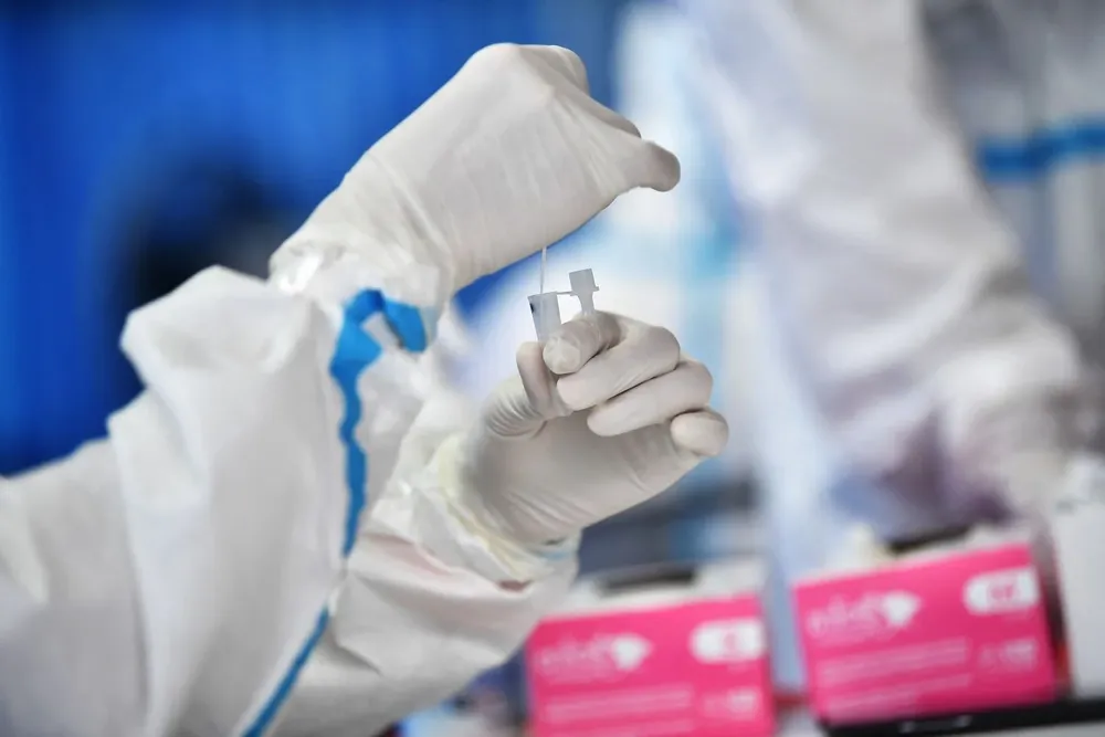 Se detectaron casos de coronavirus en tres curceros.