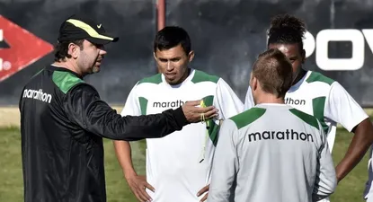 Baldivieso da indicaciones en el primer entrenamiento de Bolivia para las Eliminatorias