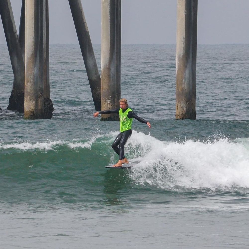 El surfista uruguayo Mateo Fischer en Huntington Beach El surfista uruguayo Mateo Fischer en Huntington Beach