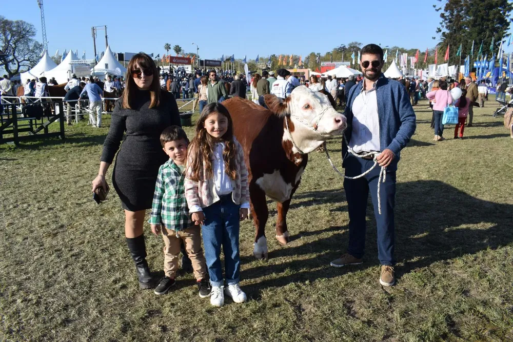 La familia y Gordon en una foto histórica, la primera vez de la cabaña en la Rural del Prado.