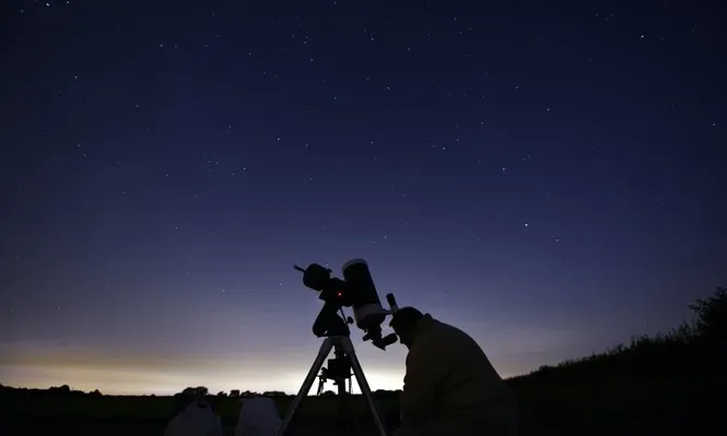 REINO UNIDO. Esperando la lluvia de meteoros Perseidas. Ocurre anualmente cuando la Tierra pasa a través de la nube de escombros dejados por el cometa Swift-Tuttle.