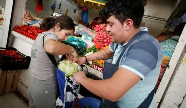 Las bolsas reutilizables son parte del escenario diario de la ciudad