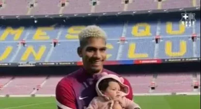 Ronald Araújo y su hija en el entrenamiento a puertas abiertas de FC Barcelona