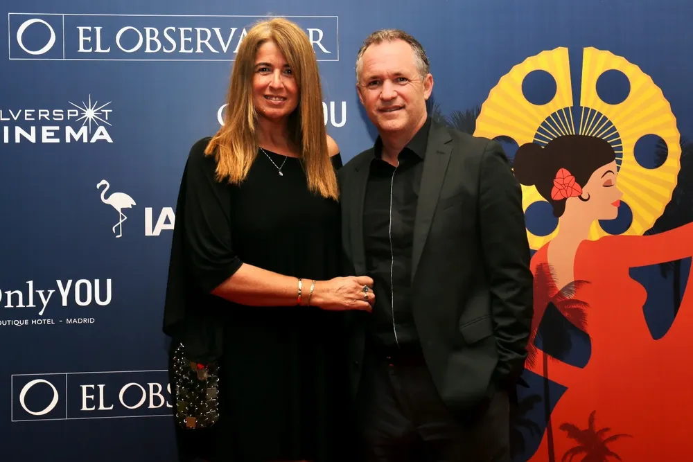 El director de Marketing y Compromiso Digital del Comité Olímpico Internacional, Leandro Larrosa, y su esposa.