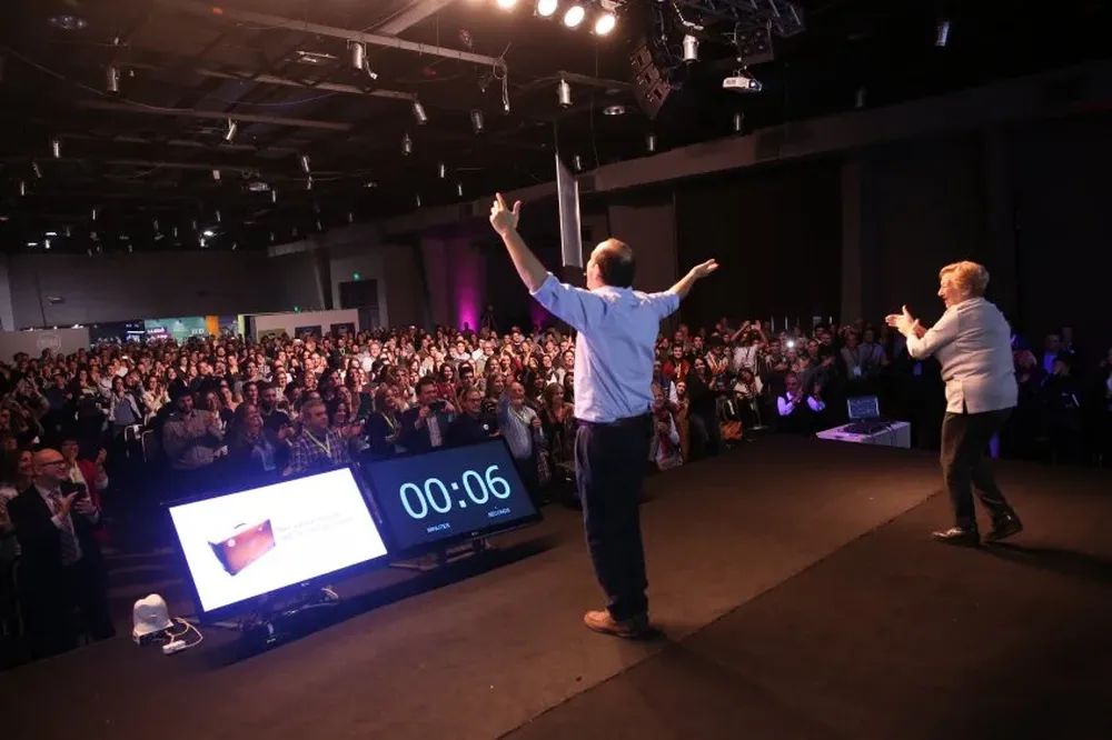 Pipe Stein baila junto a su madre al final de su exposición