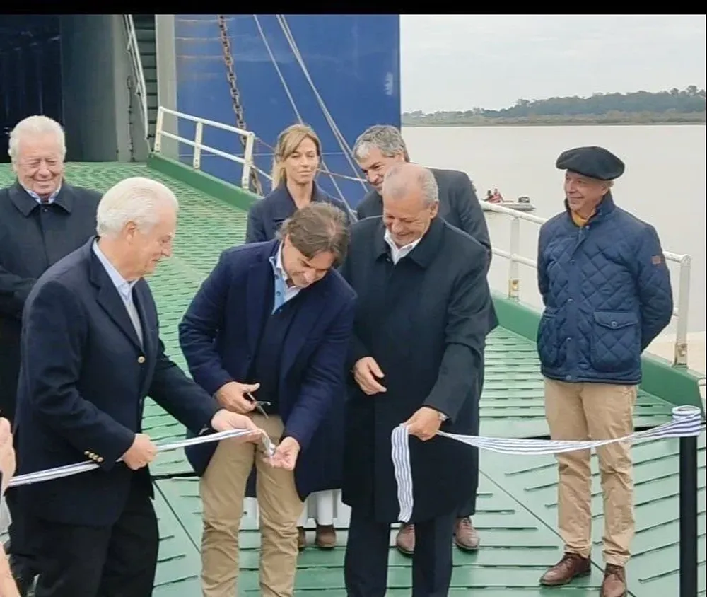 El presidente Lacalle Pou y autoridades nacionales durante la inauguración del buque en Juan Lacaze