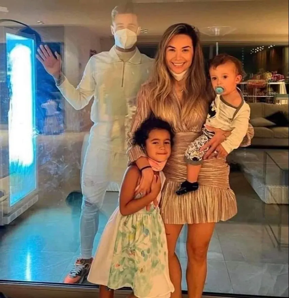 Philippe Coutinho vivió la fiesta de fin de año detrás de un vidrio con su familia, debido al contagio positivo de covid-19