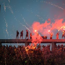 Volvieron los enmascarados, las bengalas y las banderas robadas a las tribunas de Nacional y Peñarol en el clásico de la Supercopa Uruguaya 2026 Volvieron los enmascarados, las bengalas y las banderas robadas a las tribunas de Nacional y Peñarol en el clásico de la Supercopa Uruguaya 2026