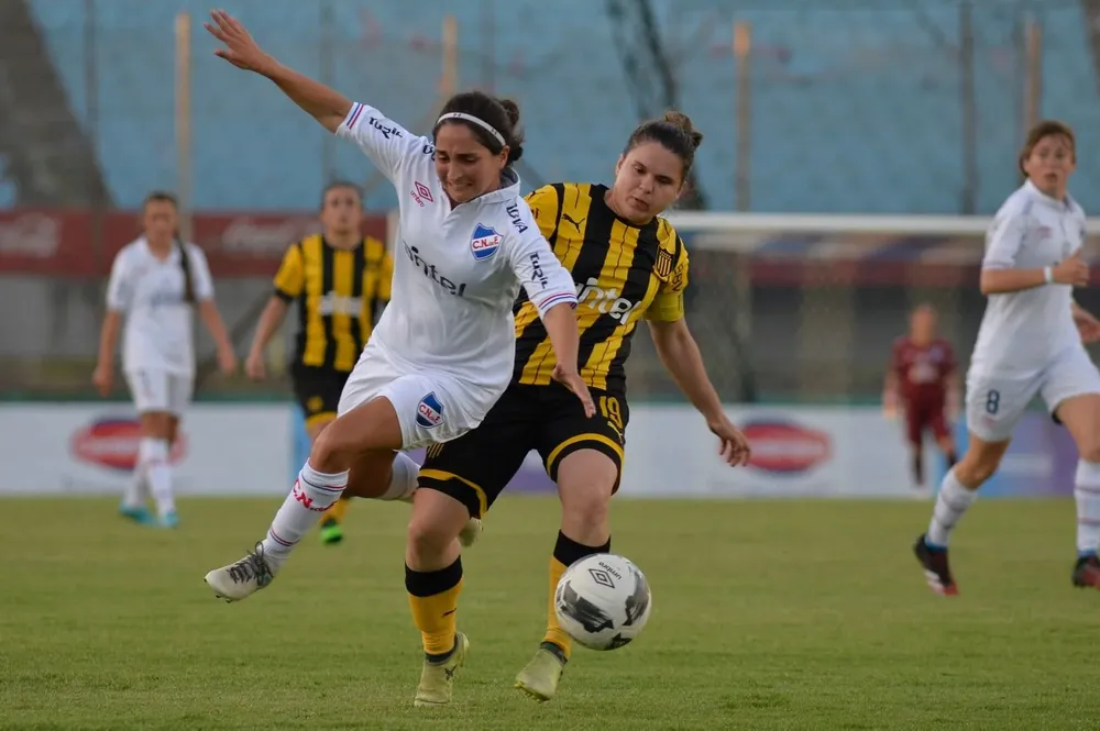 Juliana Castro en el último clásico en el Centenario