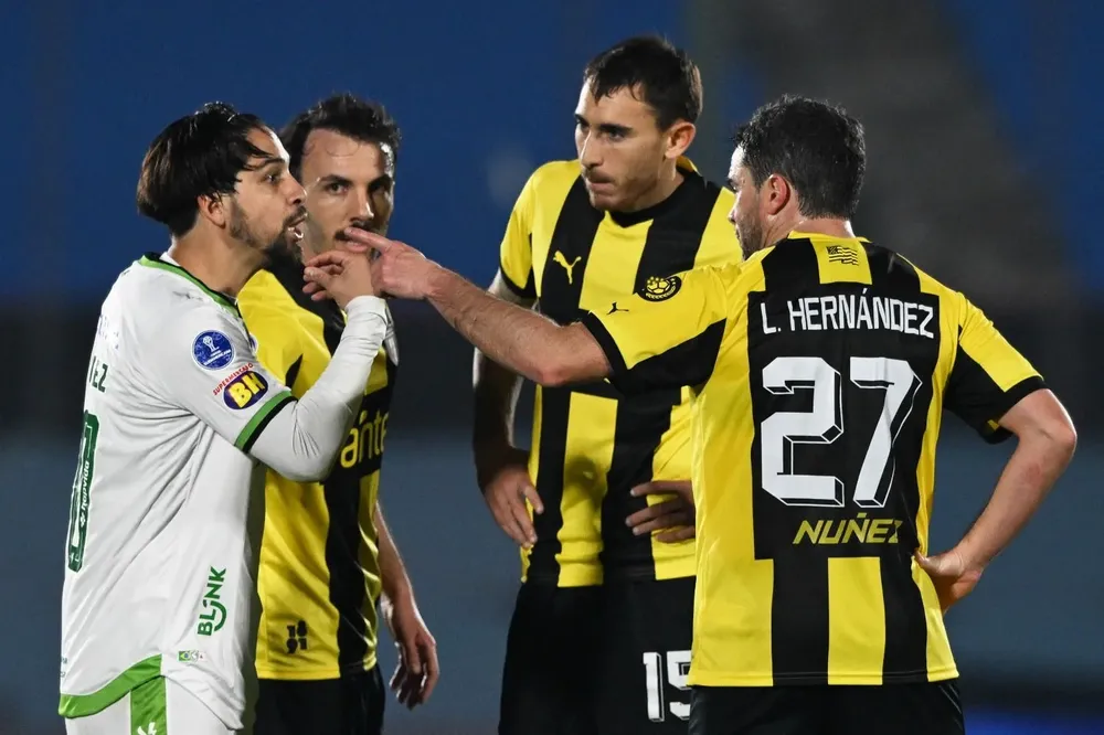 Rodríguez, Rak y Hernández protestan con Benítez