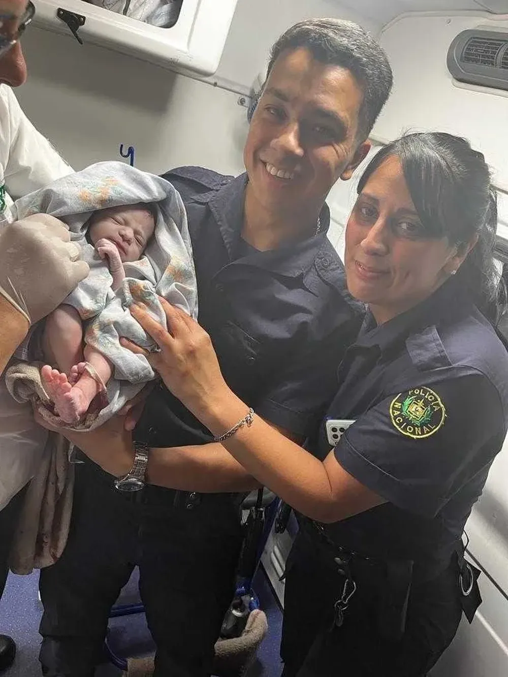 Ambos policías ayudaron a nacer a Marcelo