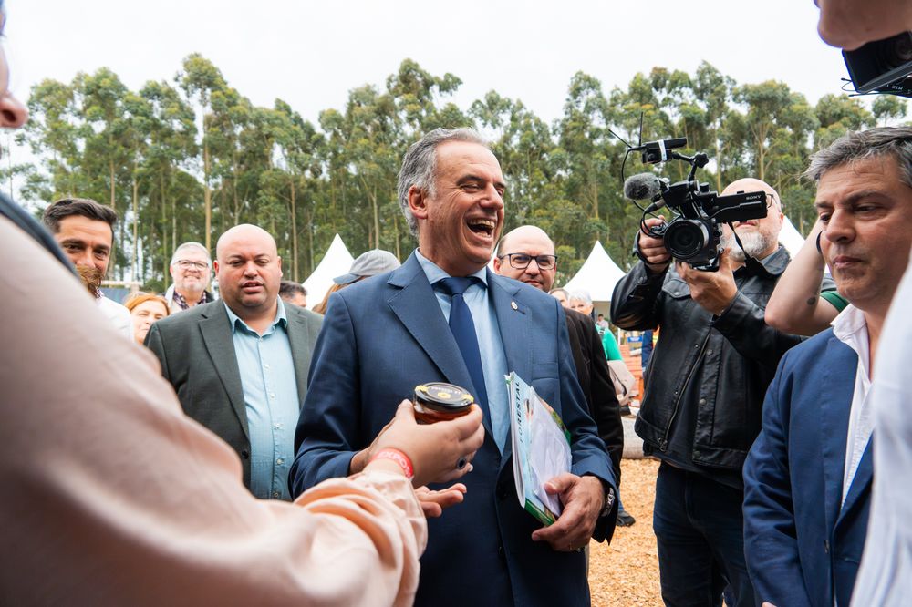 En el stand de los productores forestales Orsi fue obsequiado con miel elaborada por apicultores que trabajan en &aacute;reas con forestaci&oacute;n para uso industrial.