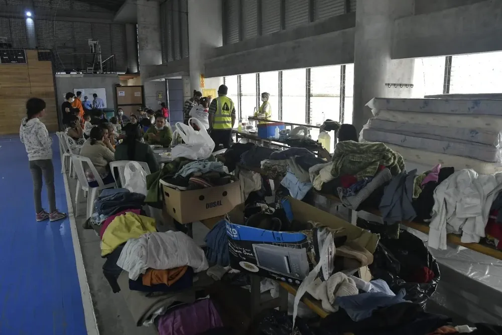 Vecinos de los distintos asentamientos del Municipio F fueron trasladados hasta la Escuela Nacional de la Policía