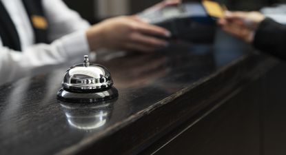Los conserjes bilingües son responsables de atender solicitudes especiales de los huéspedes, como reservaciones y transporte.