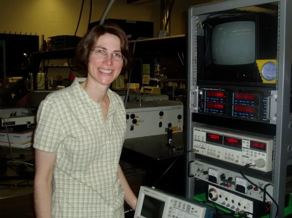 La física Andrea Markelz, en su laboratorio