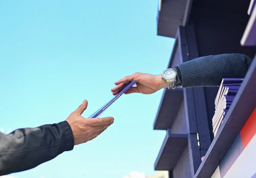 Personas reciben nuevas versiones de la Constitución chilena frente al palacio de La Moneda