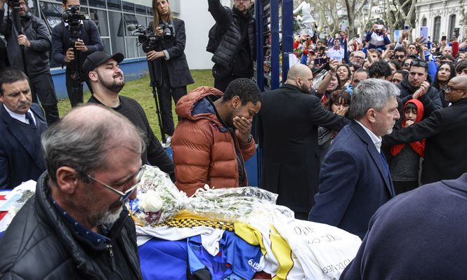 Así salían los restos de Juan Izquierdo de la sede de Nacional