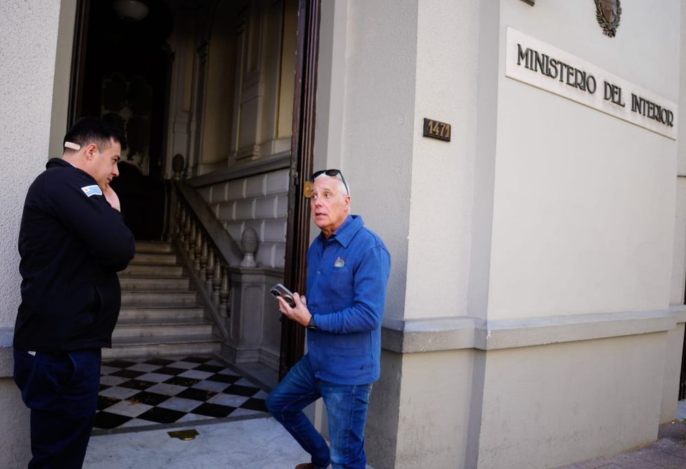 El ministro del Interior, Carlos Negro, llega a la sede del Ministerio del Interior el domingo 28 de setiembre de 2025 para dar una conferencia luego del atentado contra la fiscal de Corte, Mónica Ferrero