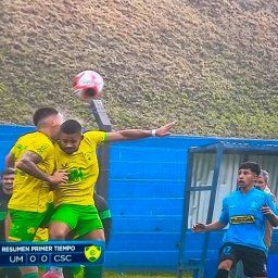 El momento del golpe de cabezas de los jugadores de Cerrito, Agustín Rodríguez y Matías Vista, en el partido ante Uruguay Montevideo
