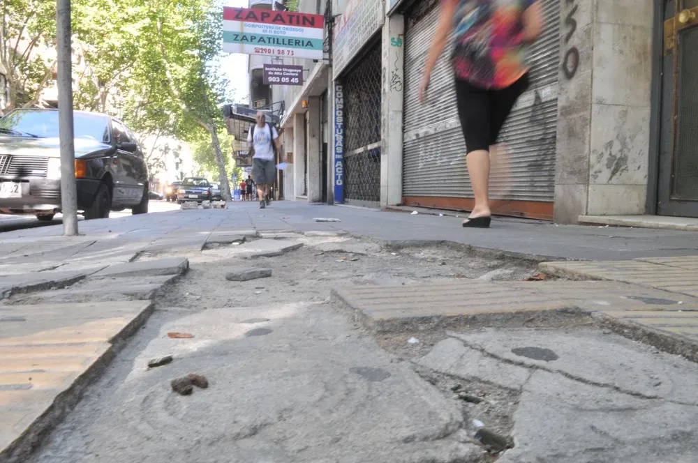 Las veredas rotas son un problema en toda la ciudad