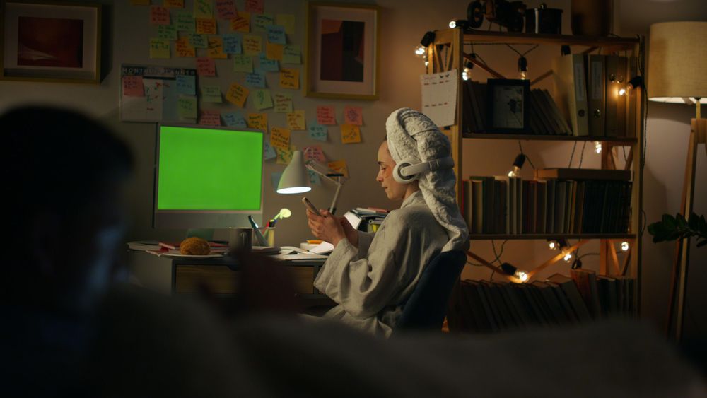 El aumento y luego la disminución de la temperatura corporal después de tomar una ducha caliente por la noche puede ayudar a algunas personas a conciliar el sueño más fácilmente.