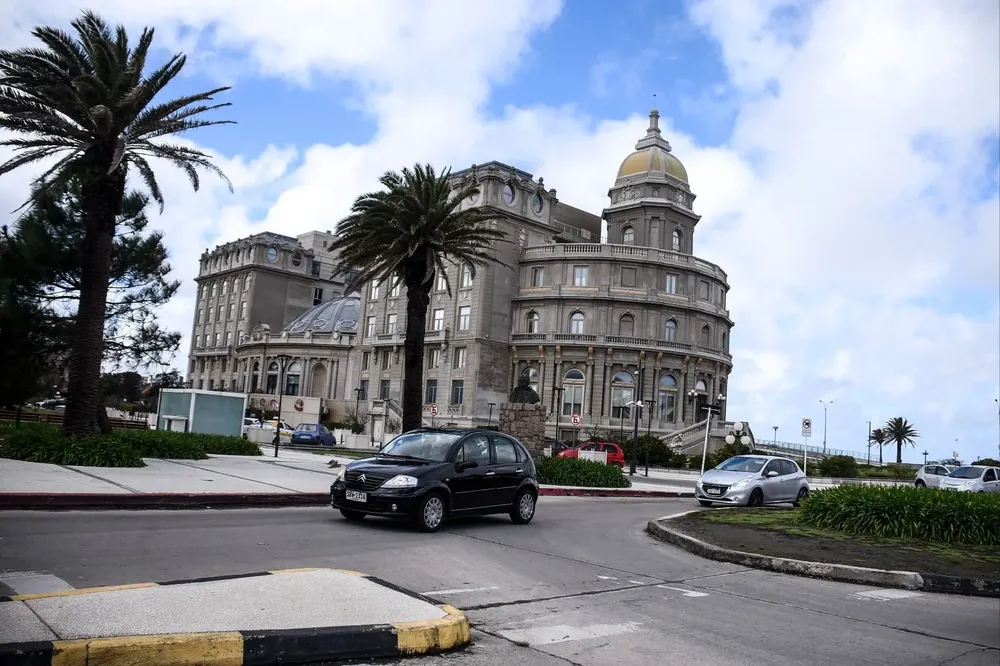 El hotel está apostado sobre la rambla de Carrasco