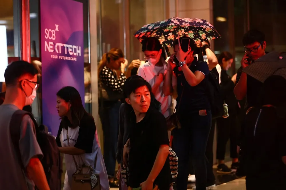 Cientos de personas huyen del centro comercial Siam Paragon donde se escuchaban disparos de arma de fuego.