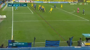 El offside a Peñarol fue medido por el VAR desde la línea del arco y no desde la línea en la que partió el pase hacia Maximiliano Silvera El offside a Peñarol fue medido por el VAR desde la línea del arco y no desde la línea en la que partió el pase hacia Maximiliano Silvera