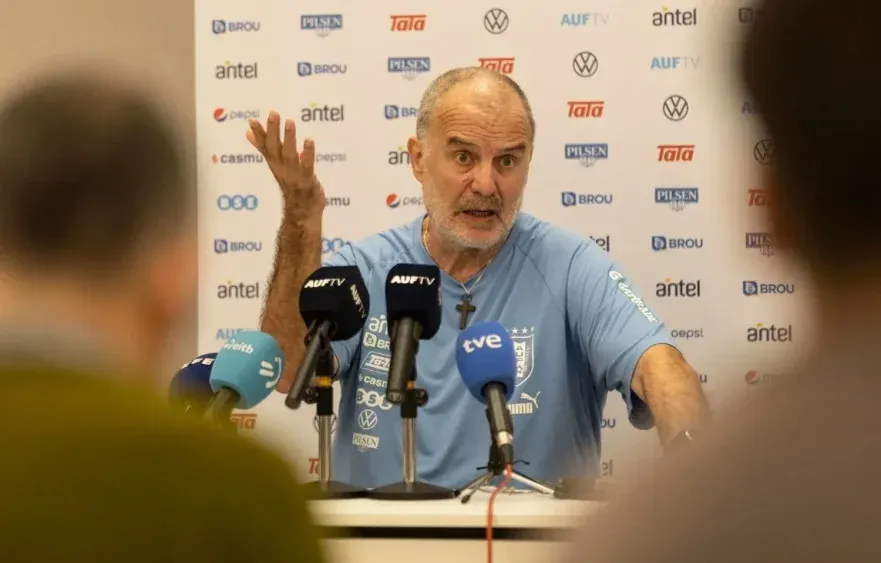Marcelo Bielsa, entrenador de la selección de Uruguay, prepara al combinado para la Copa América 2024